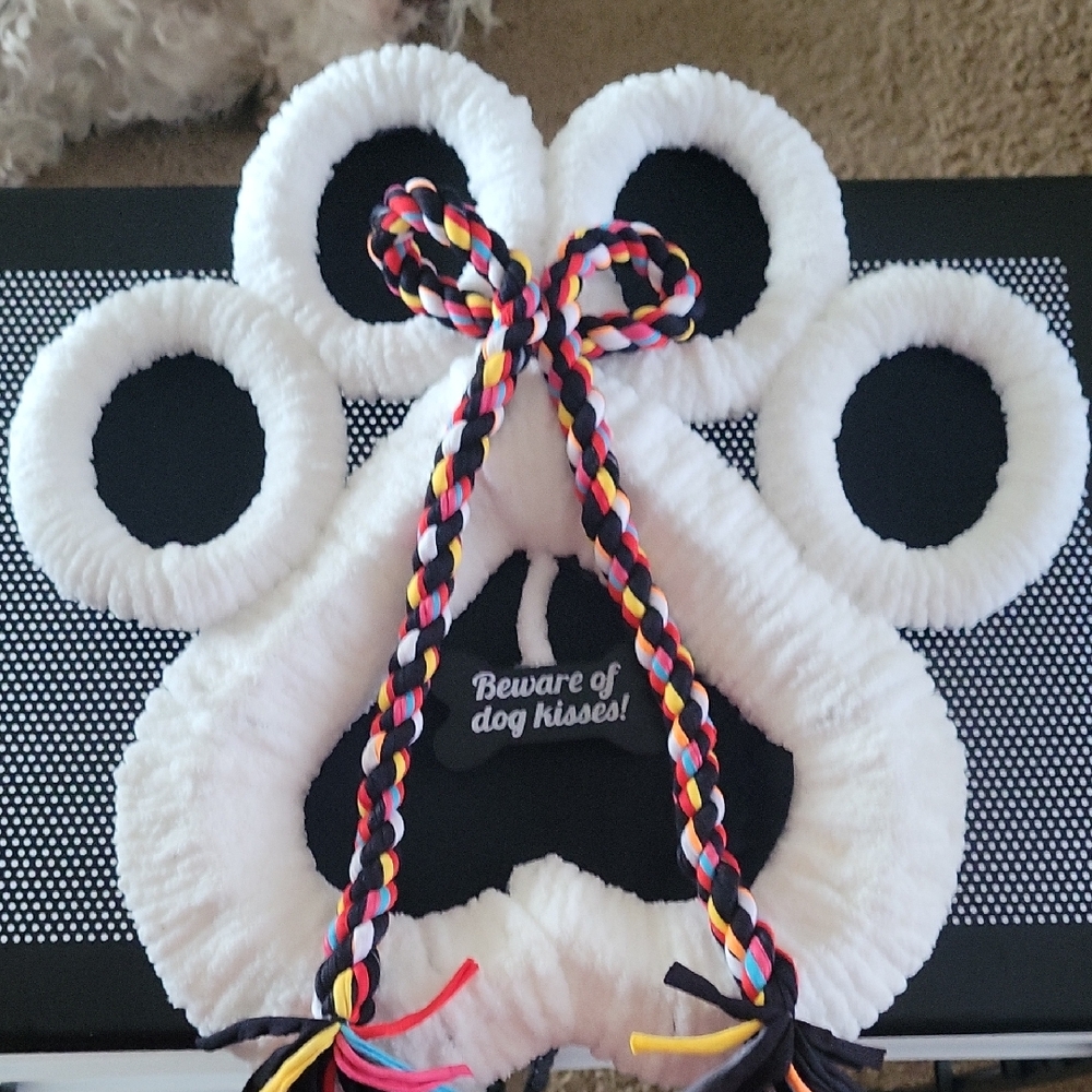 Handmade White Paw-Shaped Wreath